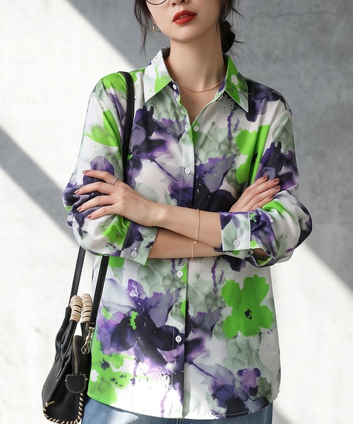antiqua(アンティカ)の「花柄 水彩プリント シャツ(シャツ/ブラウス・レディース・マルチ・ONESIZE)」の2枚目の写真