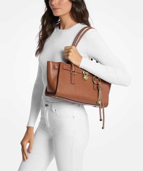 MICHAEL KORS(マイケルコース)の「HAMILTON MODERNE ショルダートート ウィズ チャーム スモール(ショルダーバッグ・レディース・ブラウン系・FREE)」の2枚目の写真