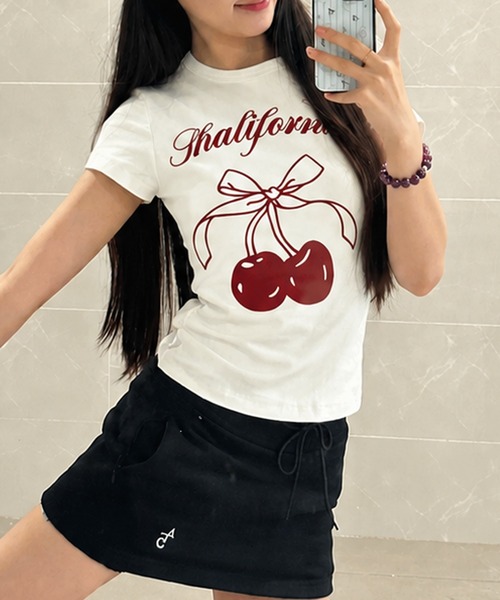 MEMECLE(メメクル)の「【 MEMECLE / メメクル 】チェリープリント ロゴ半袖ちびTシャツ(Tシャツ/カットソー・レディース・ホワイト・SMALL/MEDIUM)」の1枚目の写真