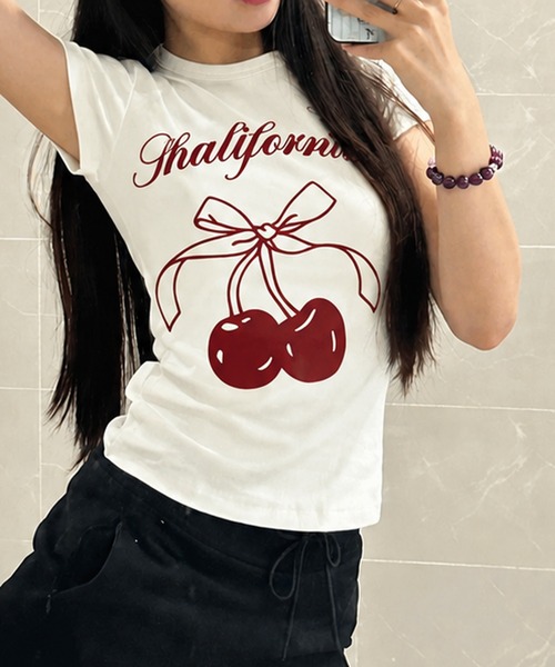 MEMECLE(メメクル)の「【 MEMECLE / メメクル 】チェリープリント ロゴ半袖ちびTシャツ(Tシャツ/カットソー・レディース・ホワイト・SMALL/MEDIUM)」の2枚目の写真