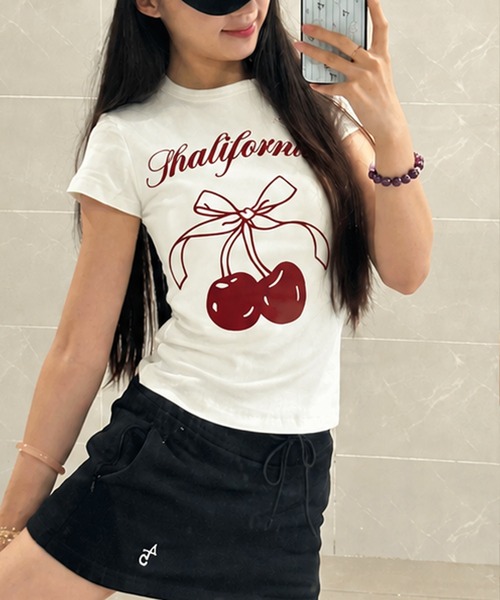 MEMECLE(メメクル)の「【 MEMECLE / メメクル 】チェリープリント ロゴ半袖ちびTシャツ(Tシャツ/カットソー・レディース・ホワイト・SMALL/MEDIUM)」の3枚目の写真