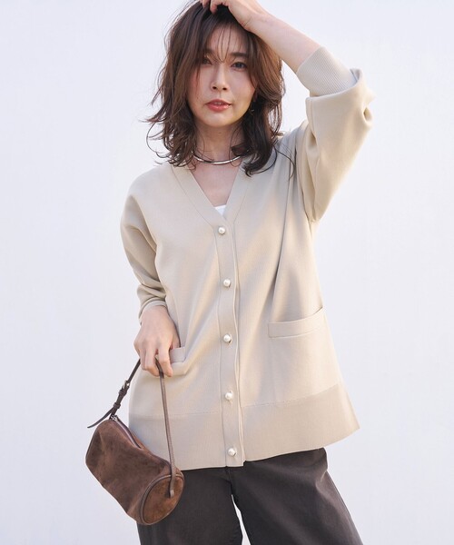 UNFILO(アンフィーロ)の「BEAUTY FORM KNIT Vカーディガン(カーディガン/ボレロ・レディース・ブラック系/ネイビー系/ダークブラウン系/ベージュ系・SMALL/MEDIUM)」の19枚目の写真