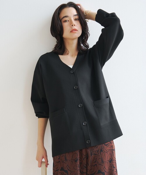 UNFILO(アンフィーロ)の「BEAUTY FORM KNIT Vカーディガン(カーディガン/ボレロ・レディース・ブラック系/ネイビー系/ダークブラウン系/ベージュ系・SMALL/MEDIUM)」の7枚目の写真