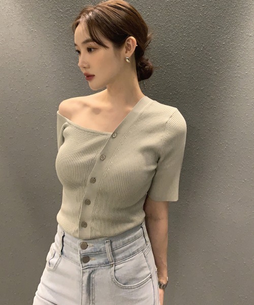 Aelina(エリナ)の「オフショルダー半袖ニットトップス(ニット/セーター・レディース・ライトグリーン/イエロー/ホワイト/ブラック・FREE)」の1枚目の写真