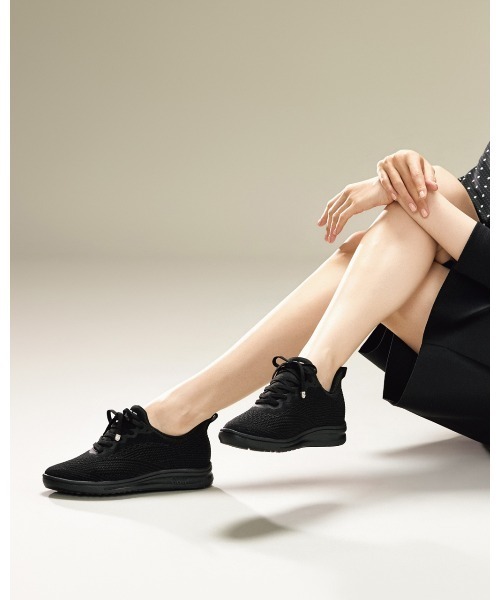 fitfit(フィットフィット)の「ハンズフリーニットLITEスニーカー600(スニーカー・レディース・ブラック×ブラック/サンドベージュ・25.0cm/24.5cm/24cm/23.5cm/23cm/22.5cm/22cm)」の2枚目の写真