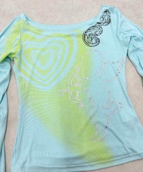 Never mind the XU / Chikashitsu+(ネバーマインド ザ エックスユー / チカシツプラス)の「【Nerd out XU】Off Shoulder Angel Print Long Sleeve Tee / 【ナードアウトエックスユー】オフショルダーエンジェルプリント長袖Tシャツ<着用動画あり>(Tシャツ/カットソー・レディース・ブルー・M)」の4枚目の写真