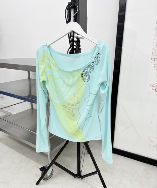 Never mind the XU / Chikashitsu+(ネバーマインド ザ エックスユー / チカシツプラス)の「【Nerd out XU】Off Shoulder Angel Print Long Sleeve Tee / 【ナードアウトエックスユー】オフショルダーエンジェルプリント長袖Tシャツ<着用動画あり>(Tシャツ/カットソー・レディース・ブルー・M)」の10枚目の写真