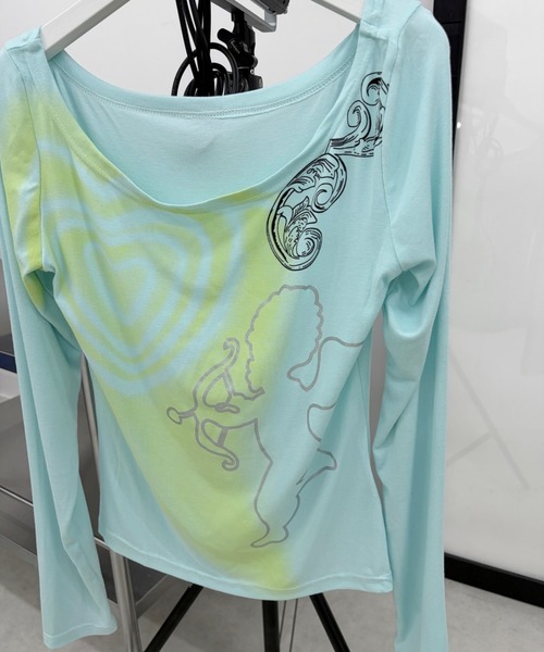 Never mind the XU / Chikashitsu+(ネバーマインド ザ エックスユー / チカシツプラス)の「【Nerd out XU】Off Shoulder Angel Print Long Sleeve Tee / 【ナードアウトエックスユー】オフショルダーエンジェルプリント長袖Tシャツ<着用動画あり>(Tシャツ/カットソー・レディース・ブルー・M)」の2枚目の写真