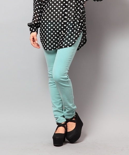 WEGO（ウィゴー）の「WEGO/カラースキニーパンツ（チノパンツ・レディース・ブラック/グリーン系その他/ブルー/オレンジ系その他/ライム/ロイヤルブルー/レッド・MEDIUM/LARGE）」の3枚目の写真