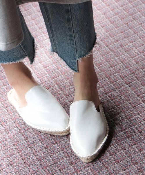 SESTO（セスト）の「ジュートソールのポインテッドトゥバブーシュスリッパサンダル/ぺたんこミュール/リラックスサンダル（サンダル・レディース・ブラック/ブラック系その他/ラベンダー/シルバー/グリーン/ベージュ/ホワイト・37/39/38/36）」の2枚目の写真