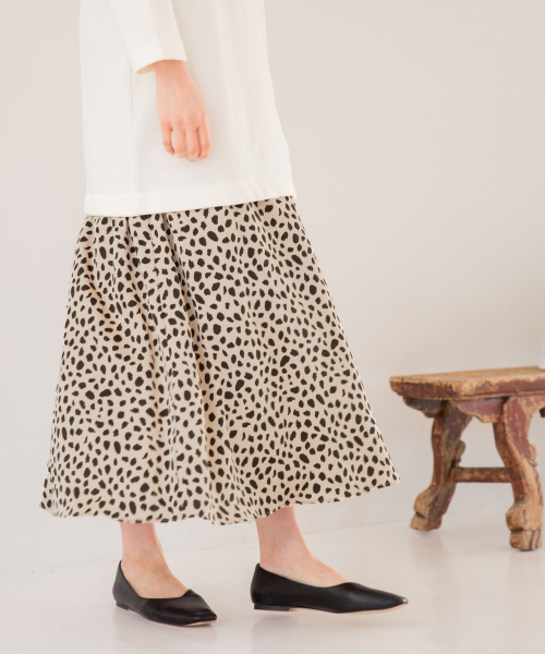 GLOBAL WORK（グローバルワーク）の「レオパサテンロングスカート/827202（スカート・レディース・ブラック/ライトベージュ・MEDIUM/LARGE）」の17枚目の写真