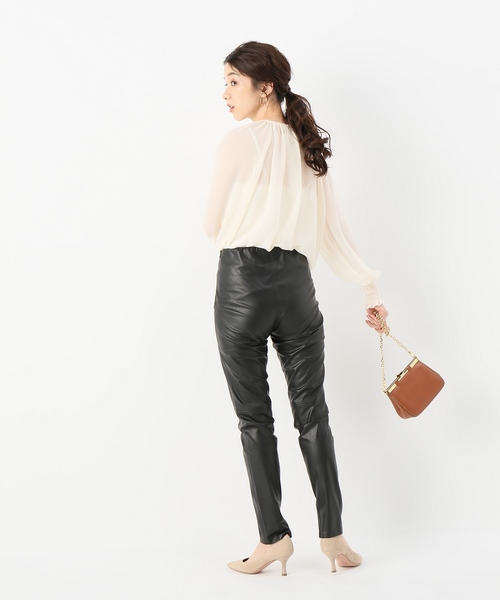 VERMEIL par iena(ヴェルメイユパーイエナ)の「ROOM NO.8 F/LEATHER スキニーパンツ(その他パンツ・レディース・ブラック・X-SMALL/SMALL)」の2枚目の写真