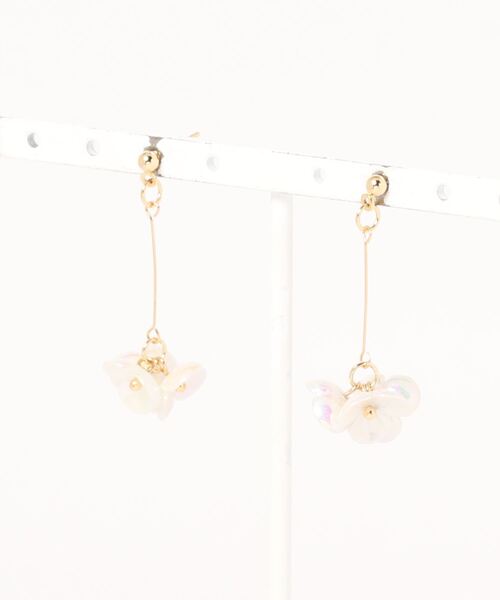 natural couture(ナチュラルクチュール)の「ゆらゆらフラワーピアス(ピアス(両耳用)・レディース・アイボリー/ラベンダー/ピンク・FREE)」の2枚目の写真