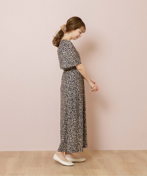 flower(フラワー)の「リラックスフラワーズワンピース(ワンピース・レディース・ネイビー/イエロー/グリーン・FREE)」の4枚目の写真