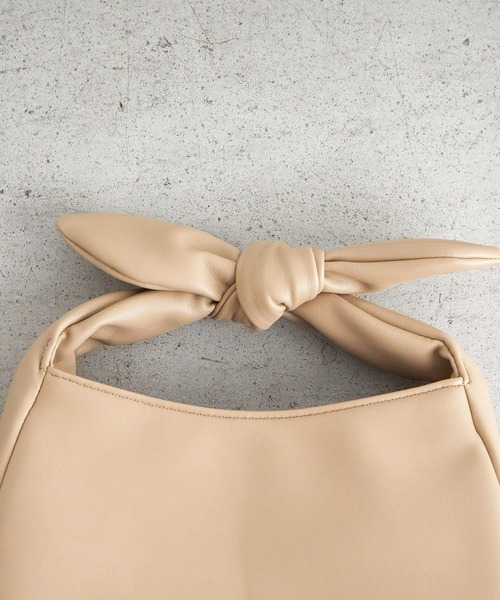 EFOLE（エフォル）の「ラウンド リボン ミニバッグ（ハンドバッグ・レディース・ブラック/ベージュ・FREE）」の4枚目の写真