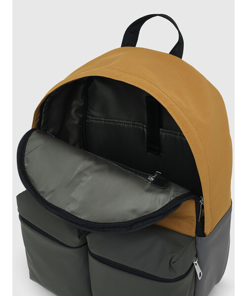 DIESEL(ディーゼル)の「メンズ リサイクルナイロン 3Dポケット バックパック リュック(バックパック/リュック・メンズ・ブラウン・UNI)」の2枚目の写真