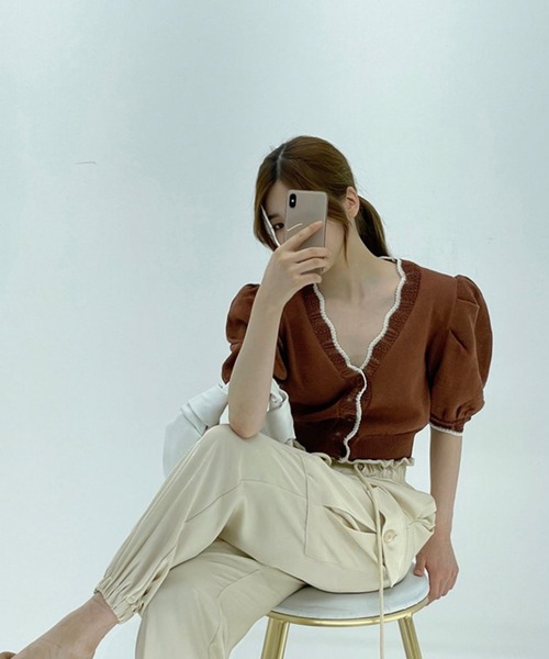 Jewelobe（ジュエローブ）の「配色ヘムパフスリーブニットカーディガン（カーディガン/ボレロ・レディース・オフホワイト/ブラック/ブラウン・FREE）」の4枚目の写真