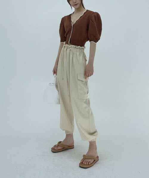 Jewelobe（ジュエローブ）の「配色ヘムパフスリーブニットカーディガン（カーディガン/ボレロ・レディース・オフホワイト/ブラック/ブラウン・FREE）」の6枚目の写真