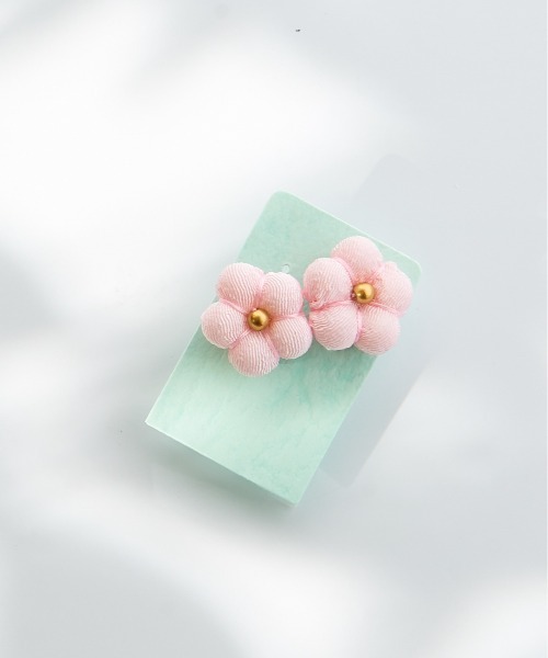Sakka(サッカ)の「ピアス 梅ちりめん(ピアス(両耳用)・レディース・ホワイト/グリーン/ピンク系その他/オレンジ/レッド/ピンク系その他3/ブルー/イエロー/パープル/ピンク系その他2・FREE)」の1枚目の写真