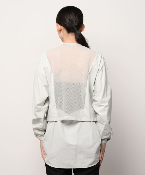 A + TOKYO（エープラストウキョウ）の「エアフローメッシュ切替シャツ（シャツ/ブラウス・レディース・オフホワイト/ライトブルーグレー・1/2）」の3枚目の写真