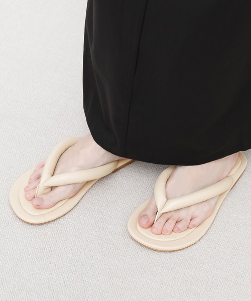 select MOCA(セレクトモカ)の「フェイクレザーフラットトングサンダル(サンダル・レディース・ブラック/アイボリー・SMALL/MEDIUM/LARGE)」の2枚目の写真