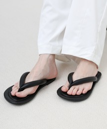 フェイクレザーフラットトングサンダル