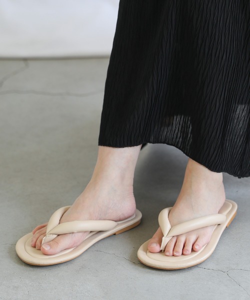 select MOCA(セレクトモカ)の「フェイクレザーフラットトングサンダル(サンダル・レディース・ブラック/アイボリー・SMALL/MEDIUM/LARGE)」の7枚目の写真