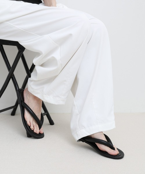 select MOCA(セレクトモカ)の「フェイクレザーフラットトングサンダル(サンダル・レディース・ブラック/アイボリー・SMALL/MEDIUM/LARGE)」の19枚目の写真
