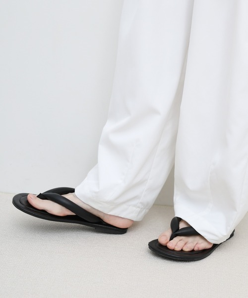 select MOCA(セレクトモカ)の「フェイクレザーフラットトングサンダル(サンダル・レディース・ブラック/アイボリー・SMALL/MEDIUM/LARGE)」の21枚目の写真