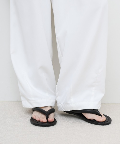 select MOCA(セレクトモカ)の「フェイクレザーフラットトングサンダル(サンダル・レディース・ブラック/アイボリー・SMALL/MEDIUM/LARGE)」の22枚目の写真