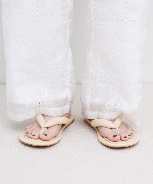 select MOCA(セレクトモカ)の「フェイクレザーフラットトングサンダル(サンダル・レディース・ブラック/アイボリー・SMALL/MEDIUM/LARGE)」の14枚目の写真