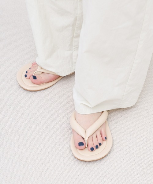 select MOCA(セレクトモカ)の「フェイクレザーフラットトングサンダル(サンダル・レディース・ブラック/アイボリー・SMALL/MEDIUM/LARGE)」の16枚目の写真