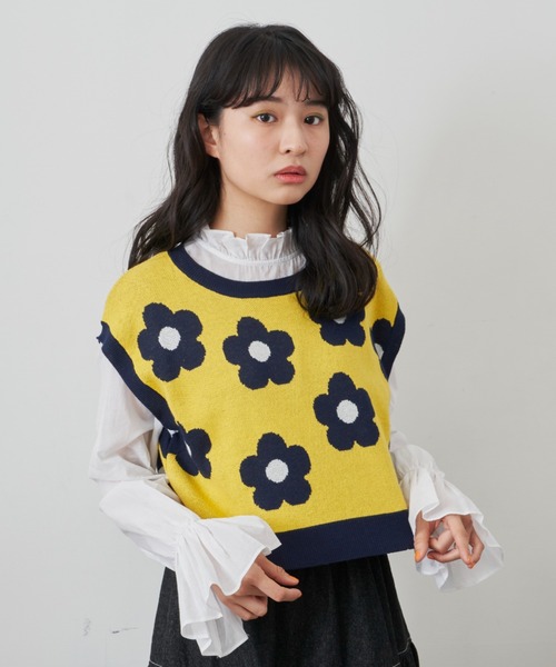 MERLOT（メルロー）の「フラワーニットベスト（ベスト・レディース・ネイビー/イエロー・FREE）」の2枚目の写真