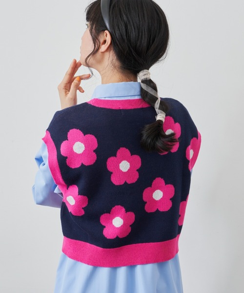 MERLOT（メルロー）の「フラワーニットベスト（ベスト・レディース・ネイビー/イエロー・FREE）」の22枚目の写真