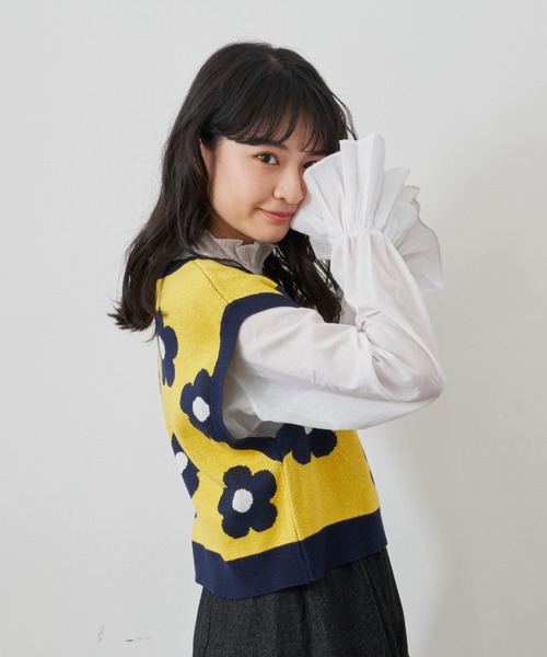 MERLOT（メルロー）の「フラワーニットベスト（ベスト・レディース・ネイビー/イエロー・FREE）」の14枚目の写真