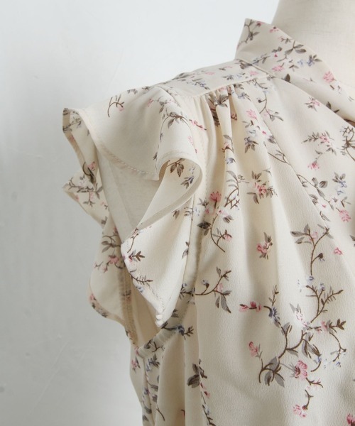 tocco closet（トッコ クローゼット）の「肩フリル付きパール釦
