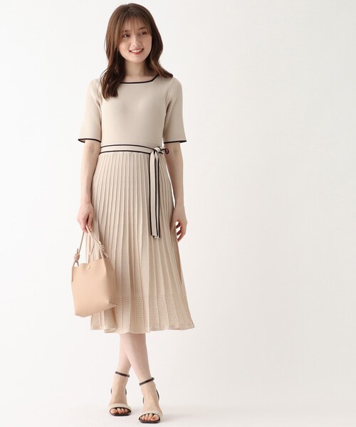 index(インデックス)の「◆バイカラープリーツニットワンピース【WEB限定サイズ】(ワンピース・レディース・ベージュ系その他7/グリーン系その他5/ブラック系4・40/38/42/36)」の5枚目の写真