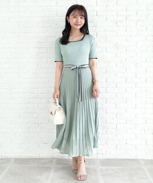 index(インデックス)の「◆バイカラープリーツニットワンピース【WEB限定サイズ】(ワンピース・レディース・ベージュ系その他7/グリーン系その他5/ブラック系4・40/38/42/36)」の3枚目の写真