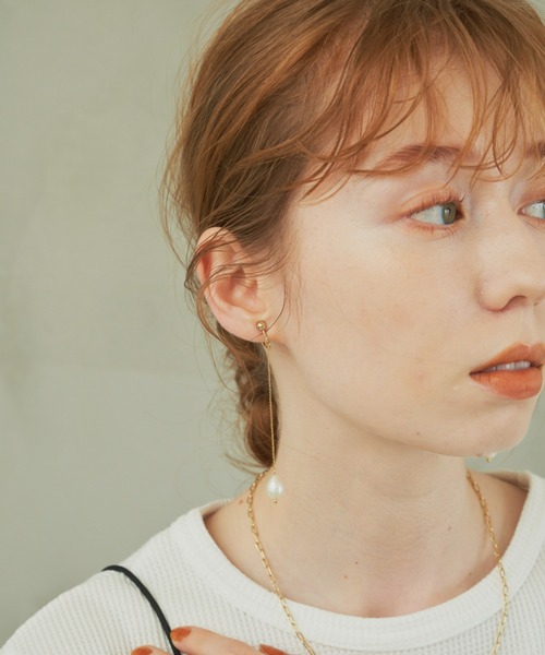 hinari（ヒナリ）の「ロングパールピアス/イヤリング（ピアス（両耳用）・レディース・ゴールド/ゴールド系その他・FREE）」の5枚目の写真