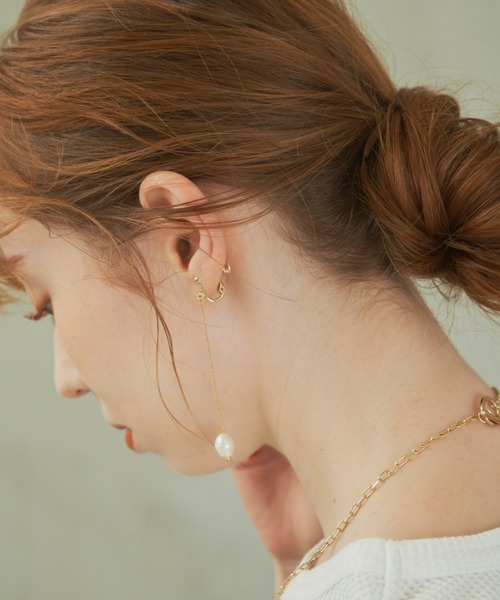 hinari（ヒナリ）の「ロングパールピアス/イヤリング（ピアス（両耳用）・レディース・ゴールド/ゴールド系その他・FREE）」の6枚目の写真