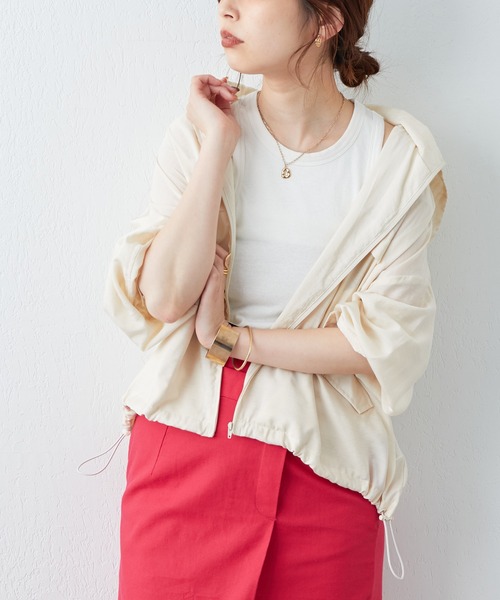 natural couture(ナチュラルクチュール)の「WEB限定カラーあり/人気のシアーマンパがアップデートして再登場!フードが取れるほんのりシアーマンパ(マウンテンパーカー・レディース・オフホワイト/ブラック/サックスブルー/イエロー/ピンク・FREE)」の4枚目の写真