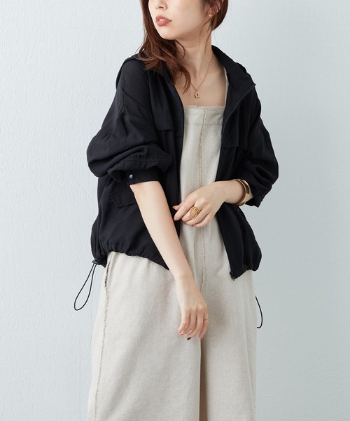 natural couture(ナチュラルクチュール)の「WEB限定カラーあり/人気のシアーマンパがアップデートして再登場!フードが取れるほんのりシアーマンパ(マウンテンパーカー・レディース・オフホワイト/ブラック/サックスブルー/イエロー/ピンク・FREE)」の1枚目の写真