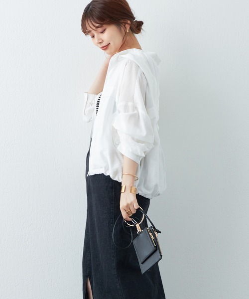 natural couture(ナチュラルクチュール)の「WEB限定カラーあり/人気のシアーマンパがアップデートして再登場!フードが取れるほんのりシアーマンパ(マウンテンパーカー・レディース・オフホワイト/ブラック/サックスブルー/イエロー/ピンク・FREE)」の8枚目の写真