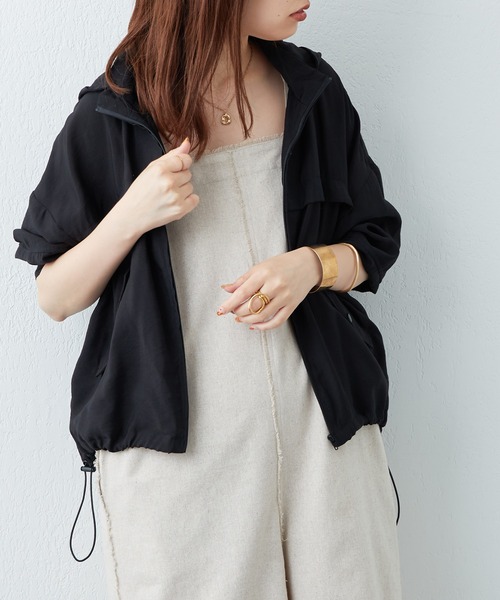 natural couture(ナチュラルクチュール)の「WEB限定カラーあり/人気のシアーマンパがアップデートして再登場!フードが取れるほんのりシアーマンパ(マウンテンパーカー・レディース・オフホワイト/ブラック/サックスブルー/イエロー/ピンク・FREE)」の10枚目の写真