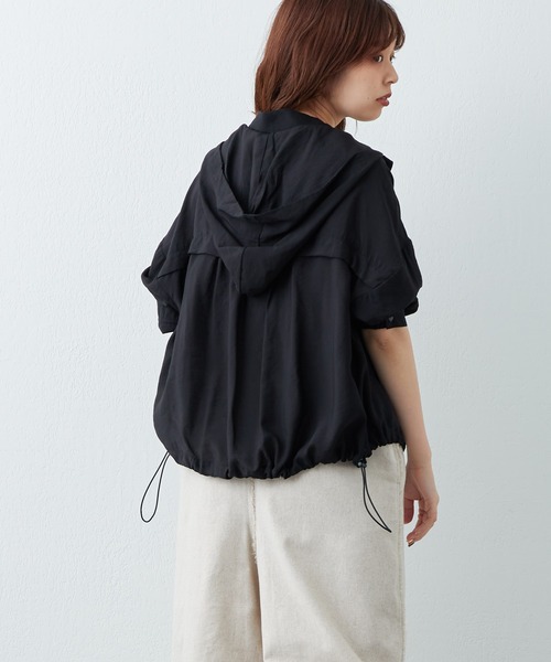 natural couture(ナチュラルクチュール)の「WEB限定カラーあり/人気のシアーマンパがアップデートして再登場!フードが取れるほんのりシアーマンパ(マウンテンパーカー・レディース・オフホワイト/ブラック/サックスブルー/イエロー/ピンク・FREE)」の13枚目の写真