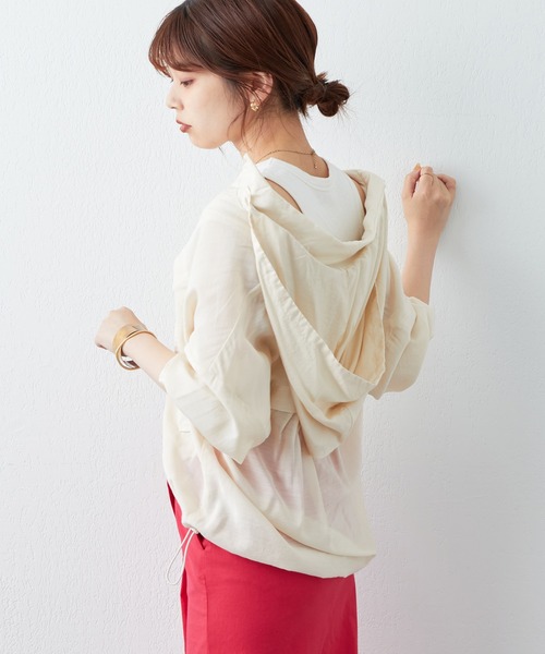 natural couture(ナチュラルクチュール)の「WEB限定カラーあり/人気のシアーマンパがアップデートして再登場!フードが取れるほんのりシアーマンパ(マウンテンパーカー・レディース・オフホワイト/ブラック/サックスブルー/イエロー/ピンク・FREE)」の20枚目の写真