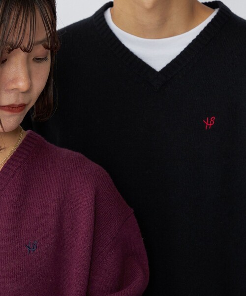 SHIPS（シップス）の「*SHIPS: ワンポイント ロゴ 刺繍 ミドルゲージ スクール Vネック ニット（ニット/セーター・メンズ・ブラック/ネイビー/ダークグレー/ワイン・SMALL/MEDIUM/LARGE/X-LARGE）」の7枚目の写真