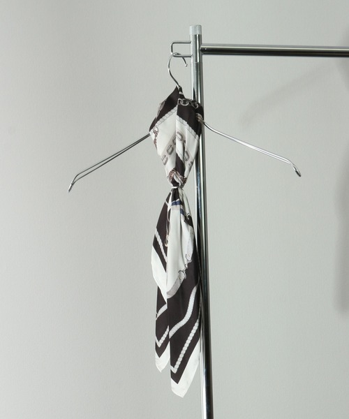 Art re A select（アトリエセレクト）の「SILKYFABRIC PATTERNED SCARF/シルキーファブリック アソート 総柄 ストール スカーフ（バンダナ/スカーフ・メンズ・ブラック系その他/ホワイト系その他/レッド系その他/ブラック系その他2/グレー系その他/ブルー系その他・FREE）」の4枚目の写真