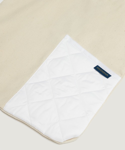 LAVENHAM（ラベンハム）の「QUILT POCKET TOTE BAG UNISEX / キルトポケット トートバッグ ユニセックス（トートバッグ・レディース・ベージュ系その他4/ベージュ系その他3・ONE SIZE）」の5枚目の写真