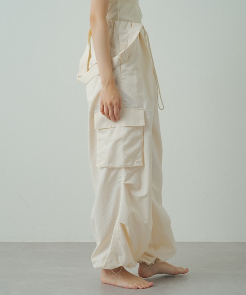 earthy(アーシー)の「【earthy_】ナイロンボリュームカーゴパンツ(カーゴパンツ・レディース・オフホワイト/ネイビー・FREE)」の4枚目の写真